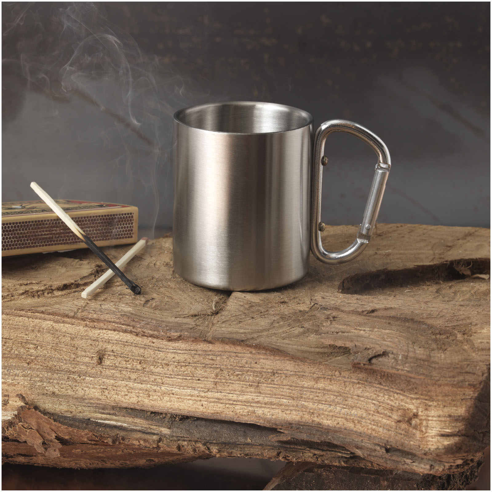 Tasse, Metalltasse, Karabinergriff, Holzoberfläche, Streichhölzer, stahlbecher, metallbecher, camping-becher, mug mit henkel, eisenbecher, stahlbecher, tasse, camping, holzunterlage, rauch