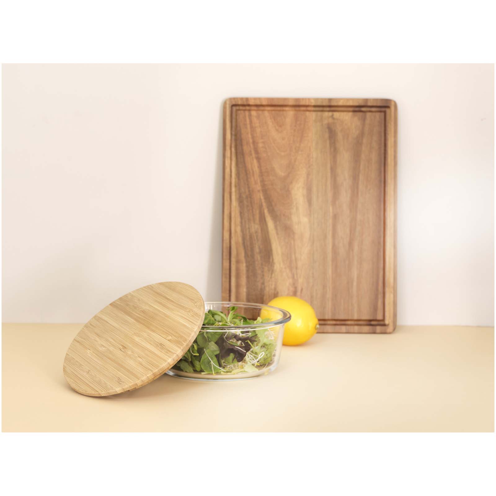 Schneidebrett,  Holzkohlebrett,  Glasbehälter,  Salat,  Zitrone
