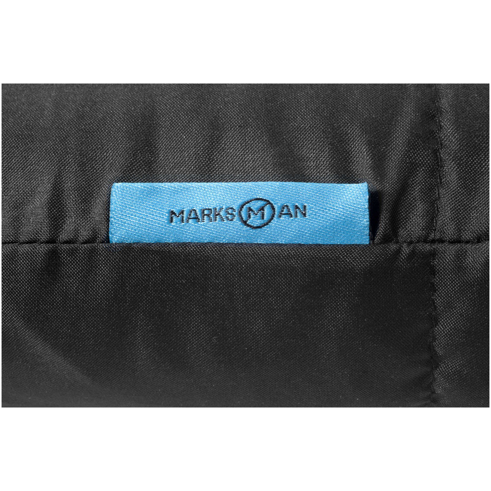 Tresse, Label, Blauer Tag, Marksman, Seitentasche Detail, Parker, Markenlogo, Gepolstert, Stoff, Mantelstasche, Marksmat, blaue etikett, Stoffetikett, Kleidungstasche, schwarzer Stoff