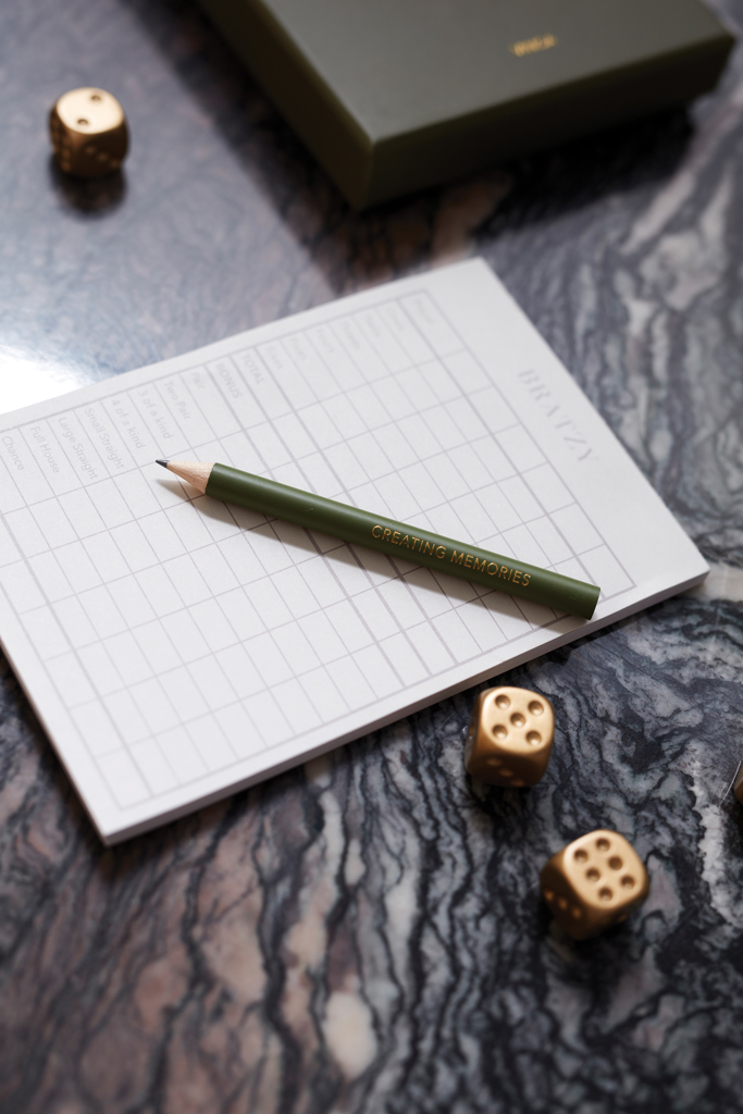 Stift, notizblock, notizblock mit raster, holzstift, papierblatt, würfel?