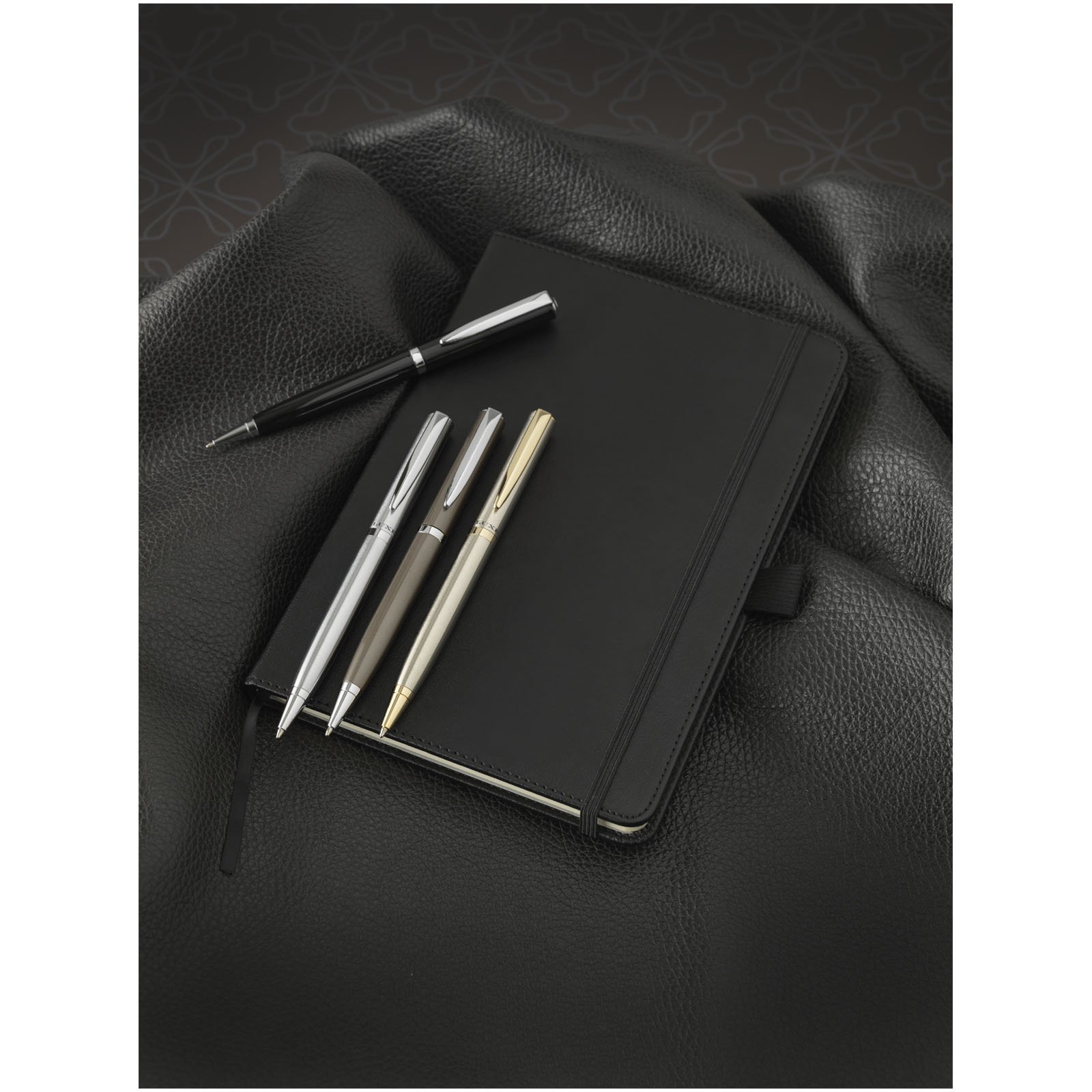 notebook, Leder, schwarz, Stiftset, geschlossenes Notizbuch, notebook, journal, pen set, ballpoint pens, black leather, Notizbuch, Schreibblock, Stifte, Leder, Kladde