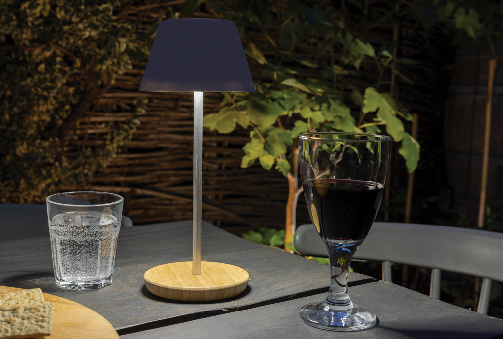 Tischlampe,  Holzsockel,  Metallstab,  Glas,  Rotwein