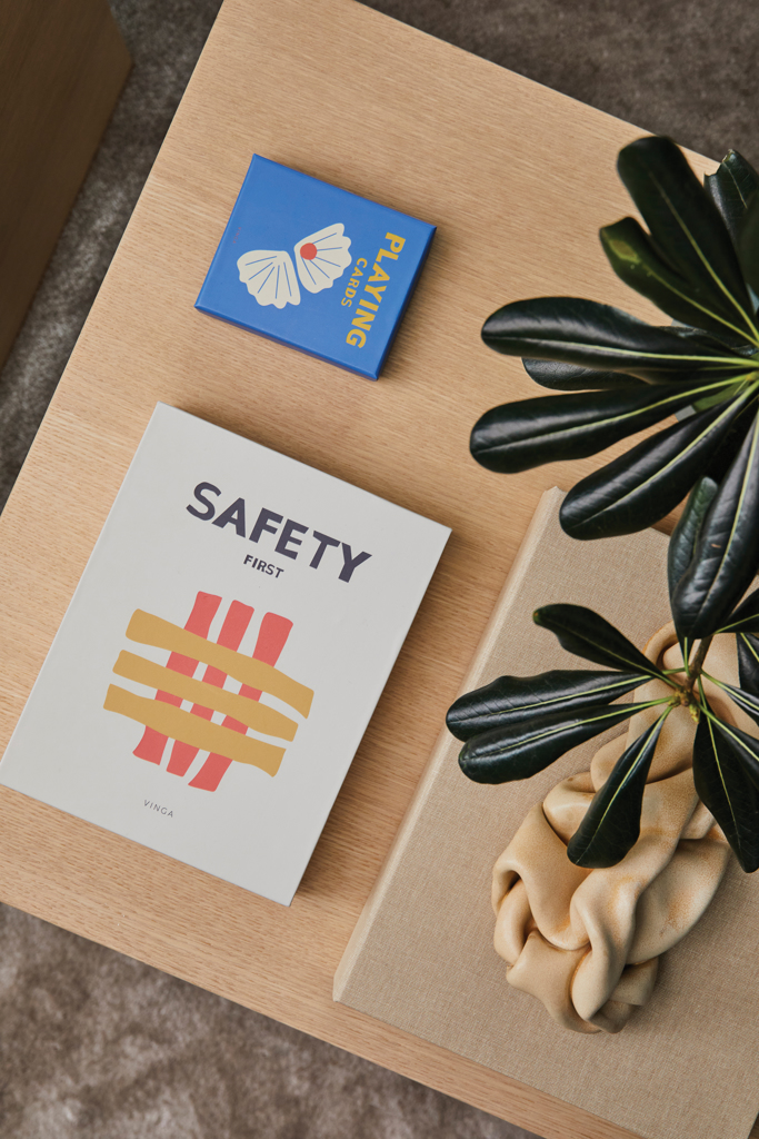 Pflanze, Werbung, Plakat, Text, Sicherheitsbuch, Minimalistisches Dekor, Blatt der Pflanze, Kartenbox, Regalaufbau