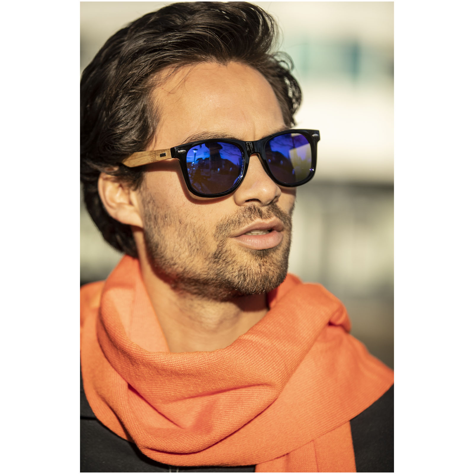 Sonnenbrille, Gläser reflektierend, Rahmen: schwarz, Holzarm, Schal orange